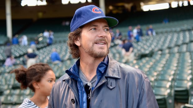 eddie-vedder-seventh-inning-stretch-cubs-world-series-video.jpg